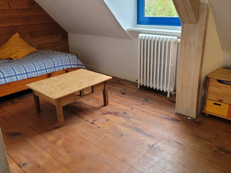 Étage piece repos bibliothèque et jeux