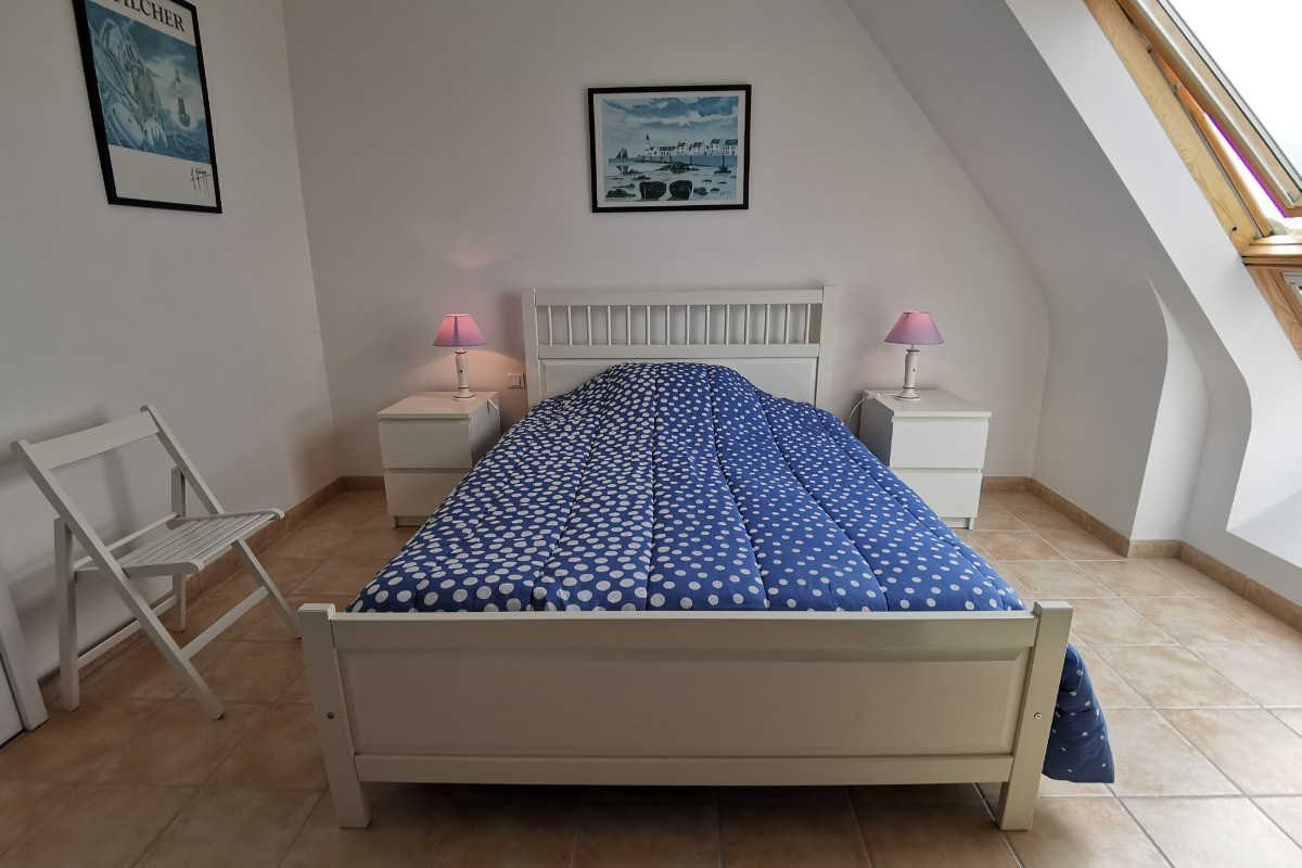 Chambre avec lit 140 à l'étage