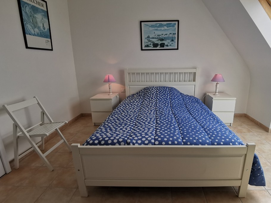 Chambre avec lit 140 à l'étage