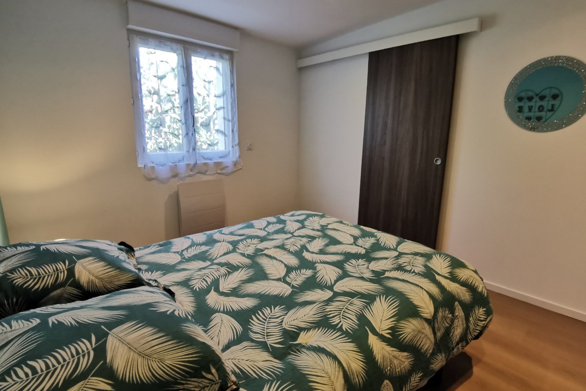 Chambre communicante à une salle d'eau partagée avec une seconde chambre