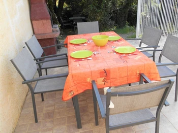 Le salon de jardin près du barbecue et de la piscine