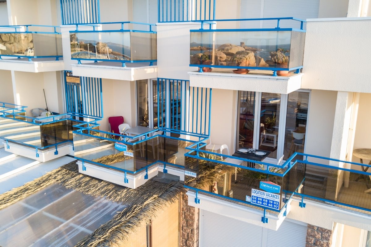 résidence d'armor avec reflets du site en arriére plan