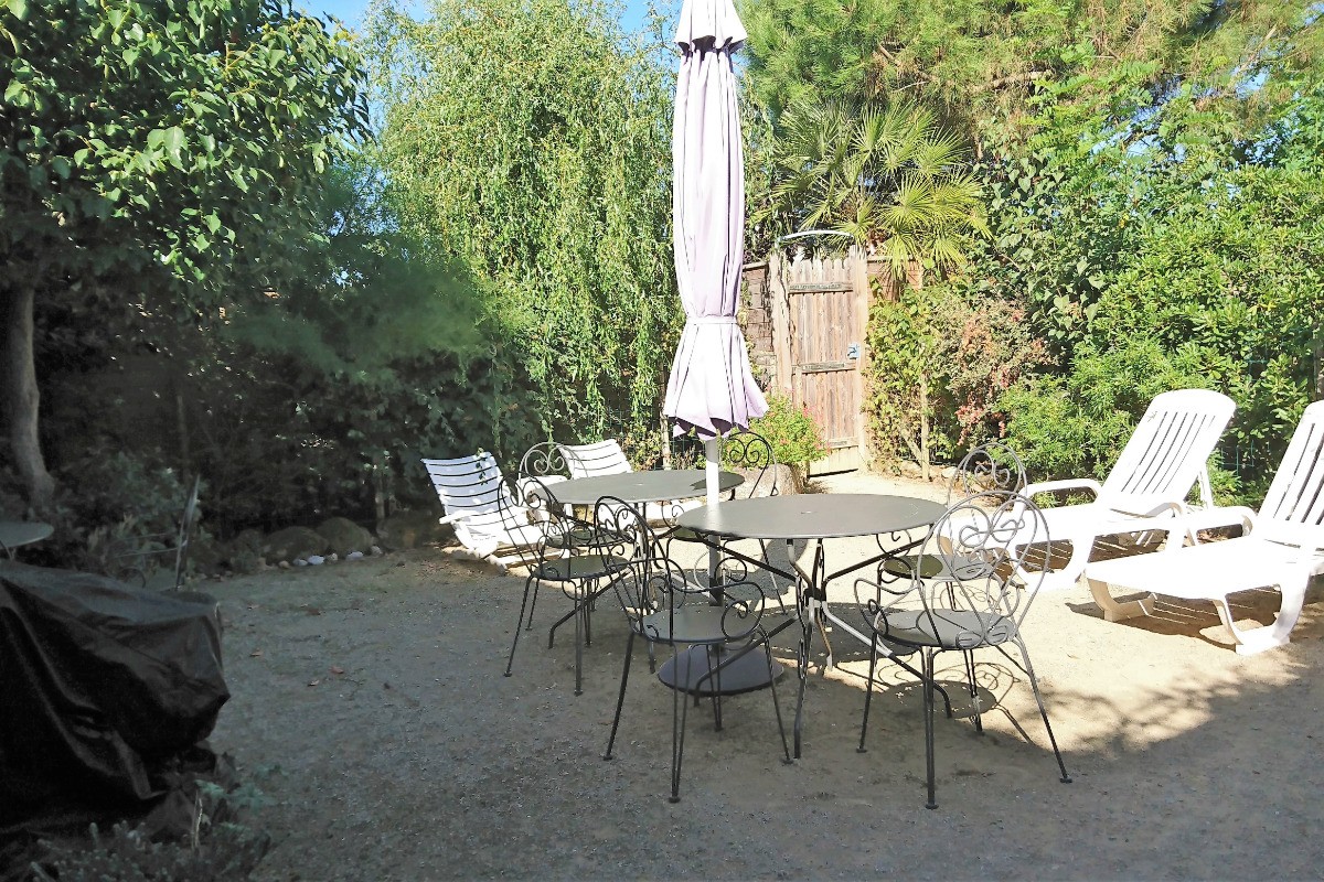 Salon de jardin et barbecue.