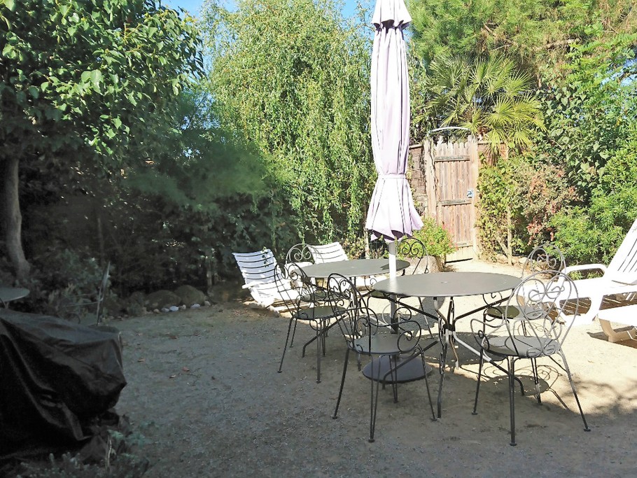 Salon de jardin et barbecue.