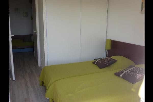 Chambre rez de jardin (coté couloir)