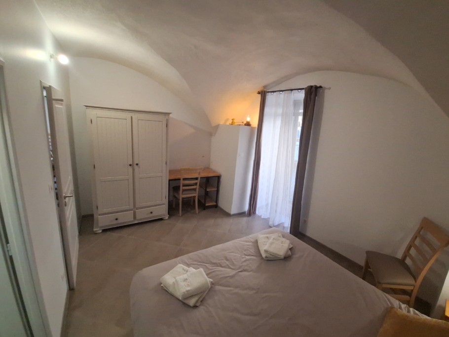 Chambre 1 avec Salle d'Eau WC.