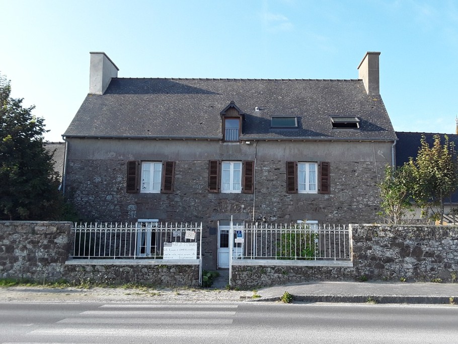 Façade de la maison de caractère située en bord de mer. 
Terrasse à l'avant de la maison pour profiter du soleil du matin. Abris vélos.