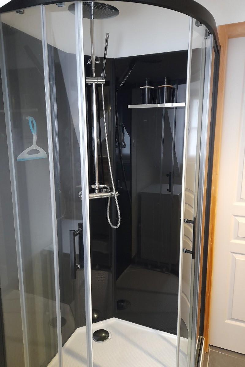 Votre douche d'angle avec gel douche et shampoing