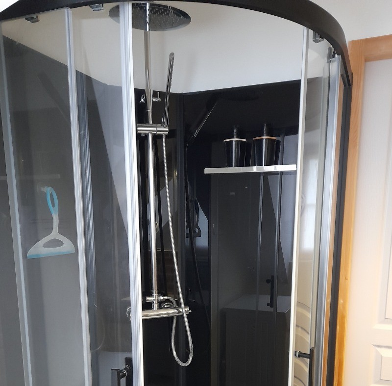 Votre douche d'angle avec gel douche et shampoing