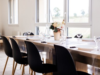 Cuisine entièrement équipée, coin salon et coin séjour avec table à manger