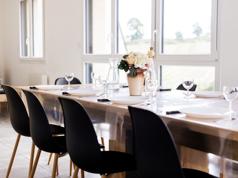 Cuisine entièrement équipée, coin salon et coin séjour avec table à manger