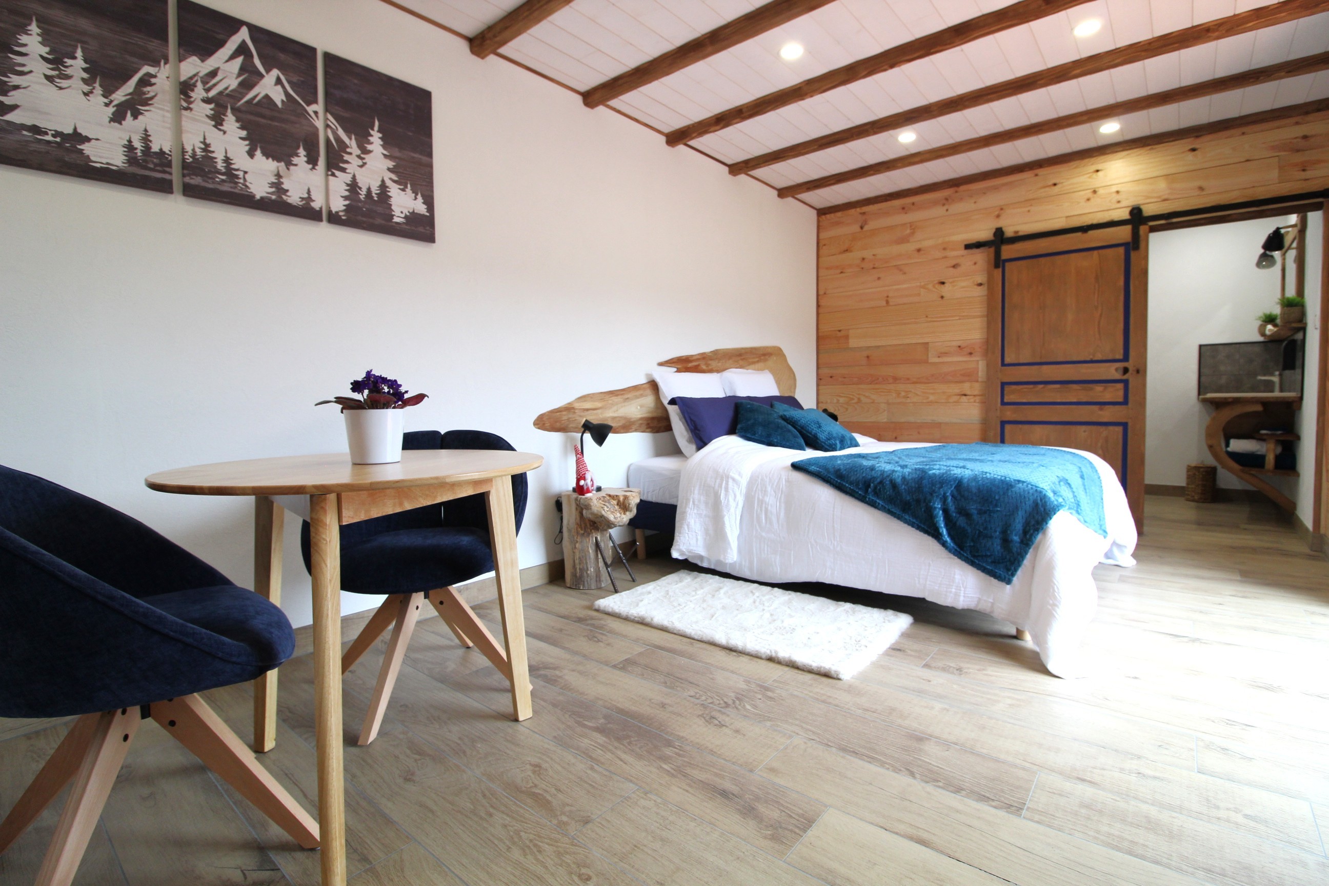 Espace repas/ lecture - Chambre d’hôtes La Pimprenelle : repos et nature – Vosges