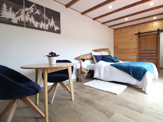 Espace repas/ lecture - Chambre d’hôtes La Pimprenelle : repos et nature – Vosges