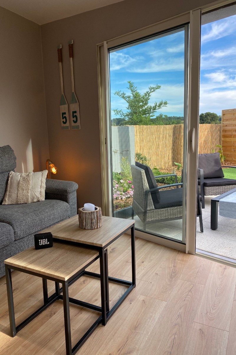 Le Gîte 55, Clévacances, location Paimpol, salon avec baie vitrée sur la terrasse privative