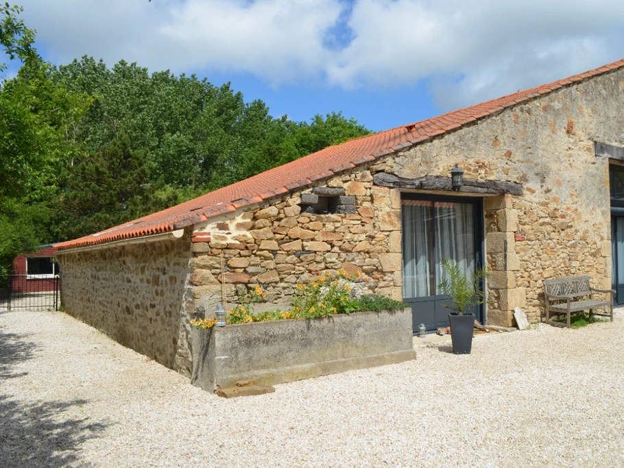 Devant le gîte baie vitrée à gauche, grange spa, billard à droite. Parking cour fermée portail automatique