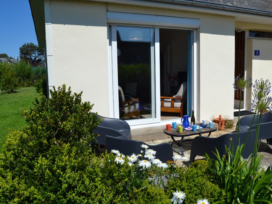 Terrasse côté Ouest, jardin clos. Du soleil jusque tard en soirée.