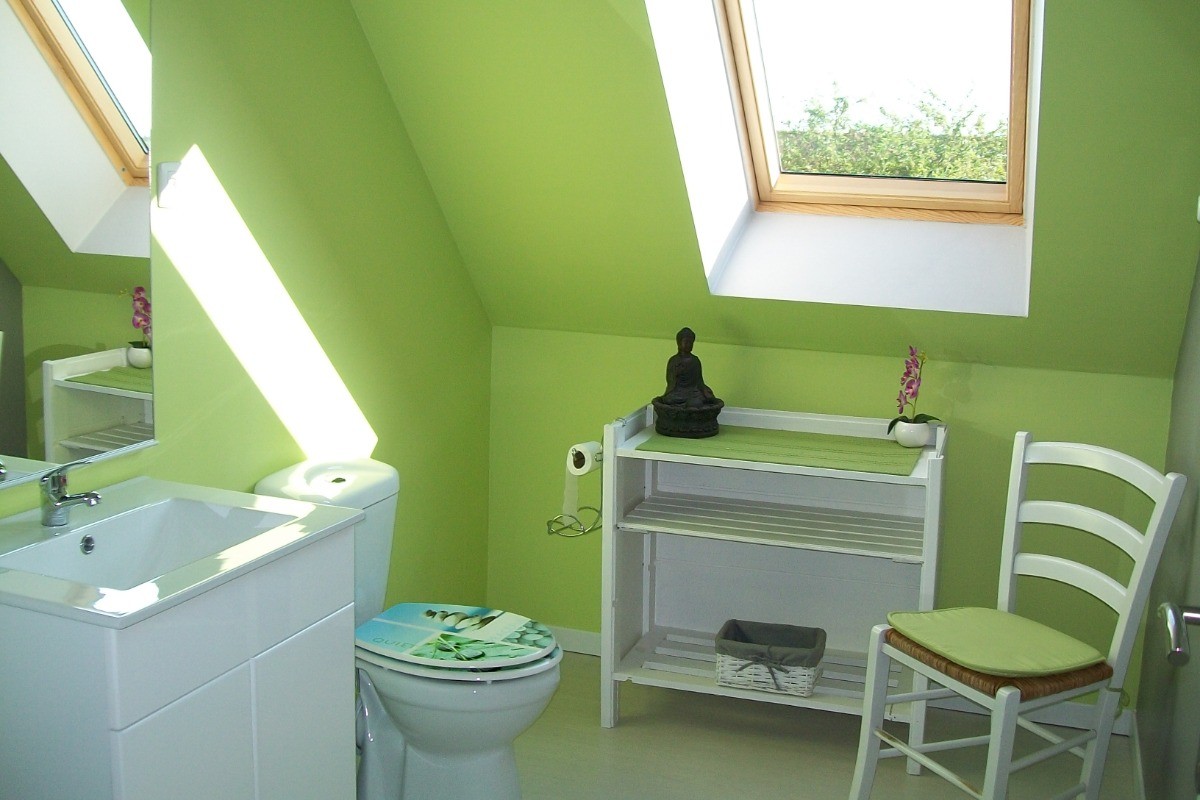 salle d'eau étage avec lavabo et wc