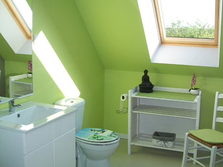 salle d'eau étage avec lavabo et wc