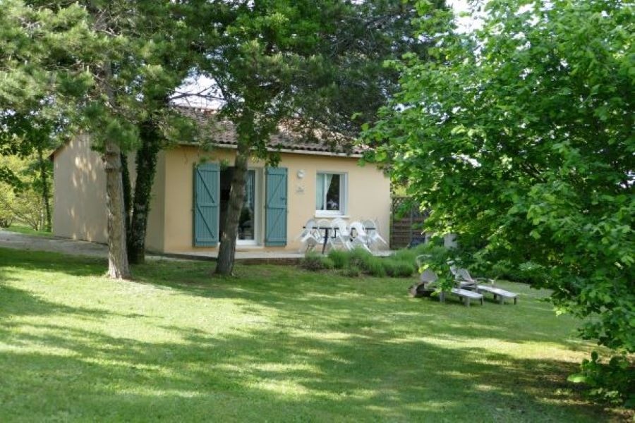 Vue jardin ombragé Village de Gîtes Les Collines d'Eyvigues 24580 Salignac Eyvigues Clévacances