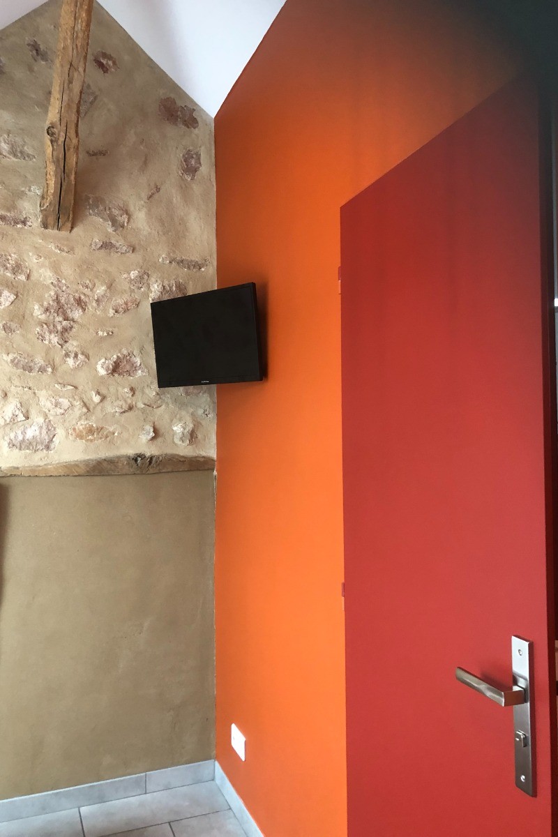 Mur en pierres apparentes rejointées et partie en pisé réalisée par Sylvie WHEELER décoratrice avec la terre de la propriété et un ingrédient surprise :)