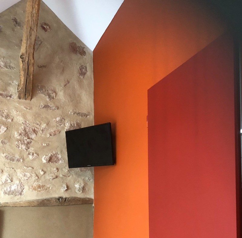 Mur en pierres apparentes rejointées et partie en pisé réalisée par Sylvie WHEELER décoratrice avec la terre de la propriété et un ingrédient surprise :)