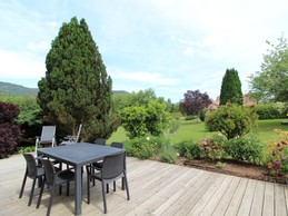 Terrasse avec salon de jardin, barbecue - Maison Ferme de Grandrupt, à Saint-Dié-des-Vosges