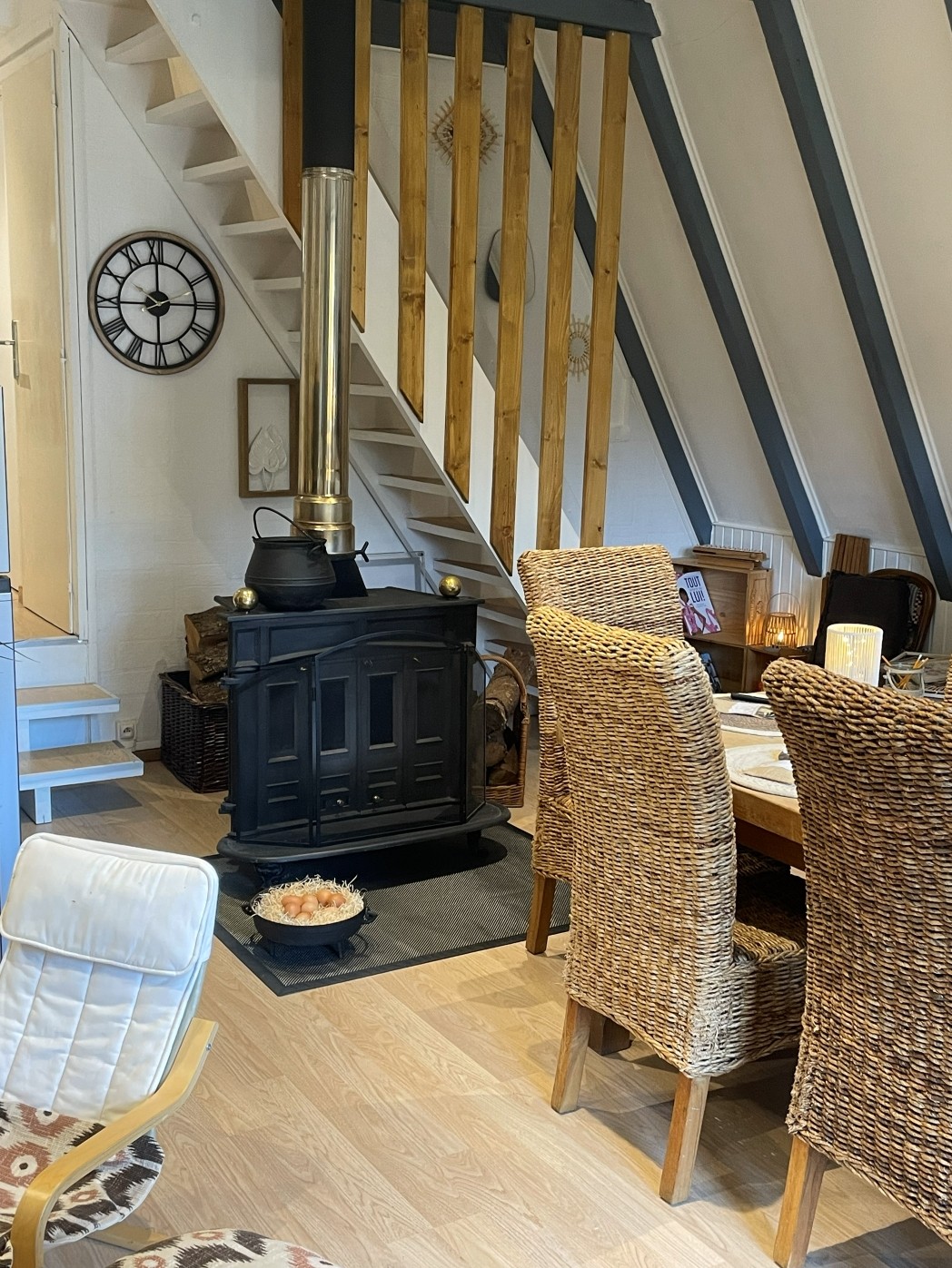 Espace repas - Chalet atypique en A, l'Armorique, en pleine nature dans les Vosges