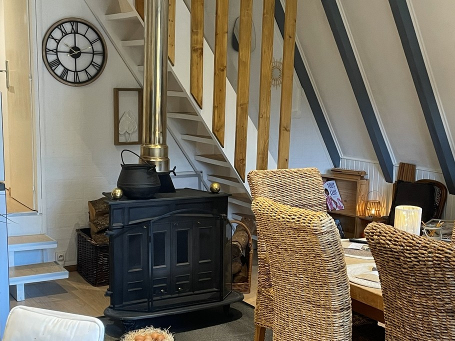 Espace repas - Chalet atypique en A, l'Armorique, en pleine nature dans les Vosges