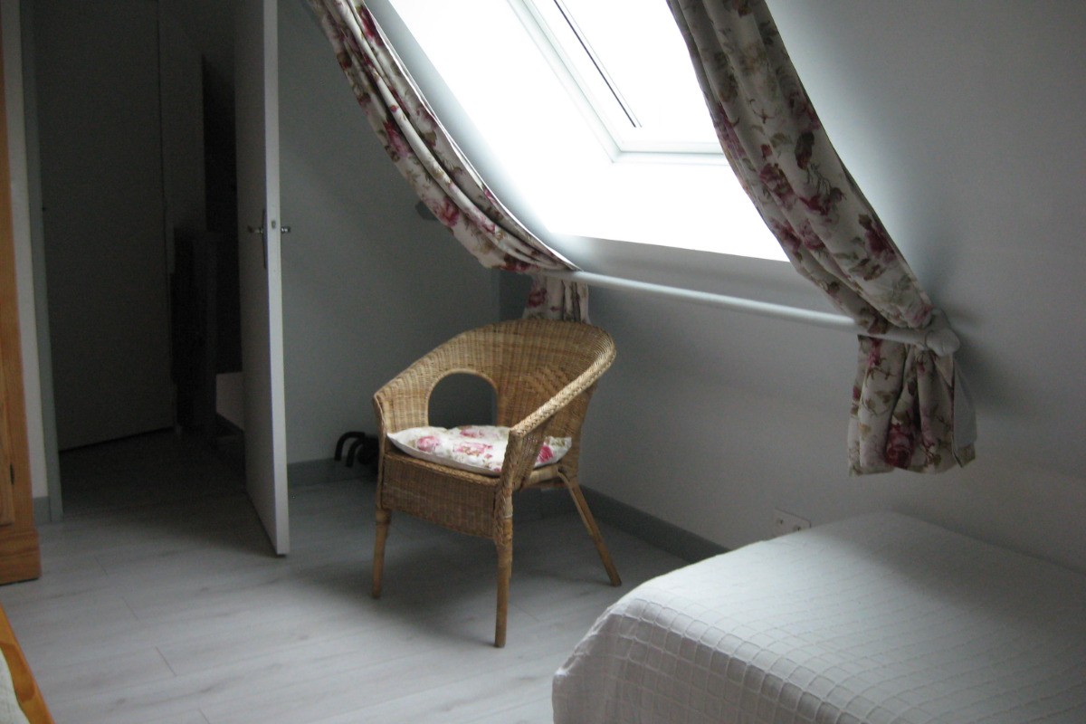 porte de la chambre rose donnant sur le palier.