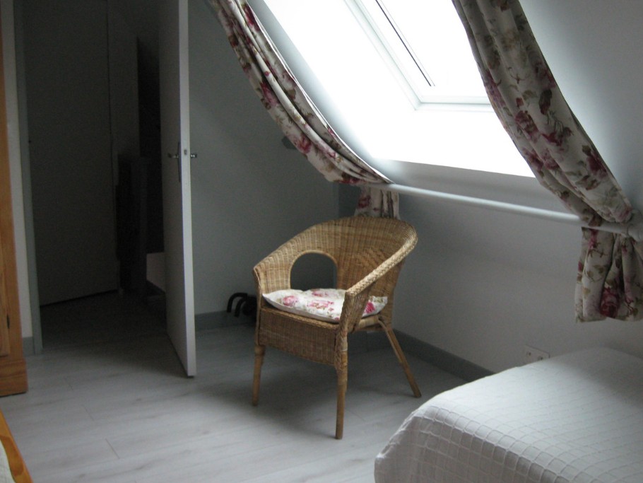 porte de la chambre rose donnant sur le palier.