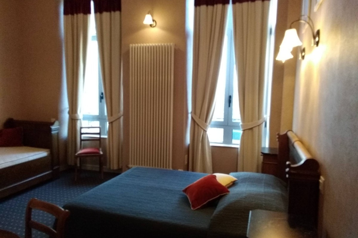 Chambre 1 ( vue avec lit d'appoint)