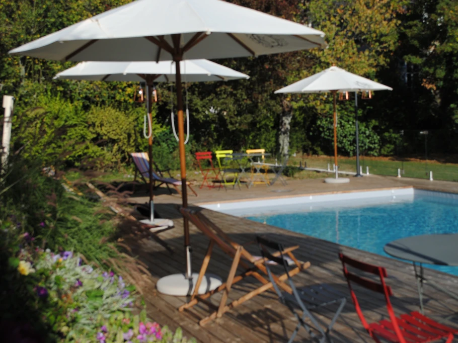 Piscine partagée avec le gîte 6 personnes.