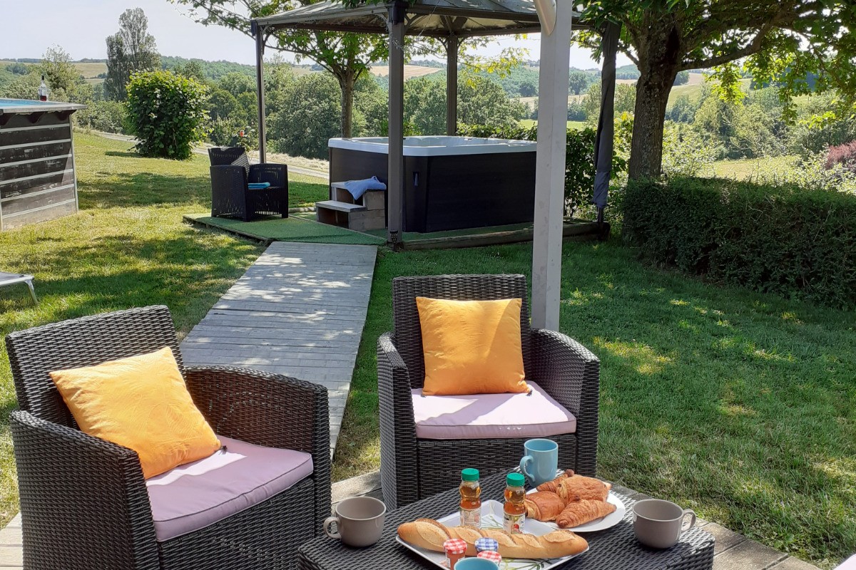 Chalet Mélèze : Dégustez votre petit-déjeuner en terrasse ! (Suggestion de présentation - Panière Petit-déjeuner en option (sur réservation))