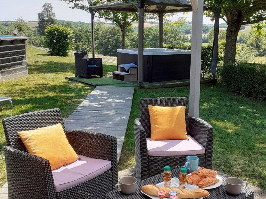Chalet Mélèze : Dégustez votre petit-déjeuner en terrasse ! (Suggestion de présentation - Panière Petit-déjeuner en option (sur réservation))