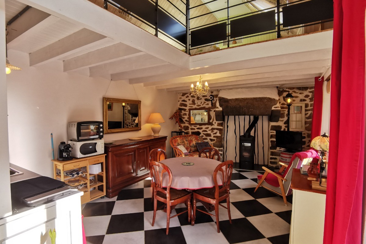 Pièce de vie avec espace kitchinette, coin repas et salon