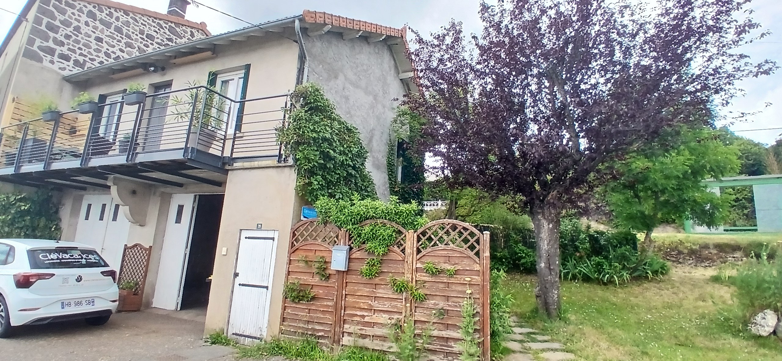 "les Châtaigniers" à Orcines, Puy de Dôme : gîte 4 personnes avec jardin et garage