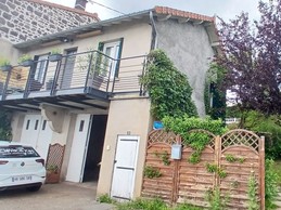 "Les Châtaigniers" in Orcines, Puy-de-Dôme: holiday cottage for 4 people with a garden and garage