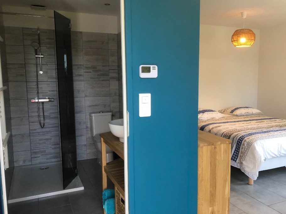 SAlle d'eau avec grande douche italienne