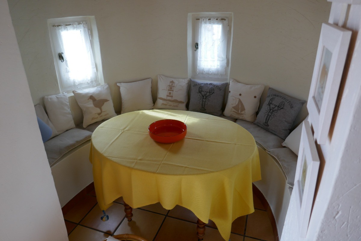 Coin repas attenant à la cuisine