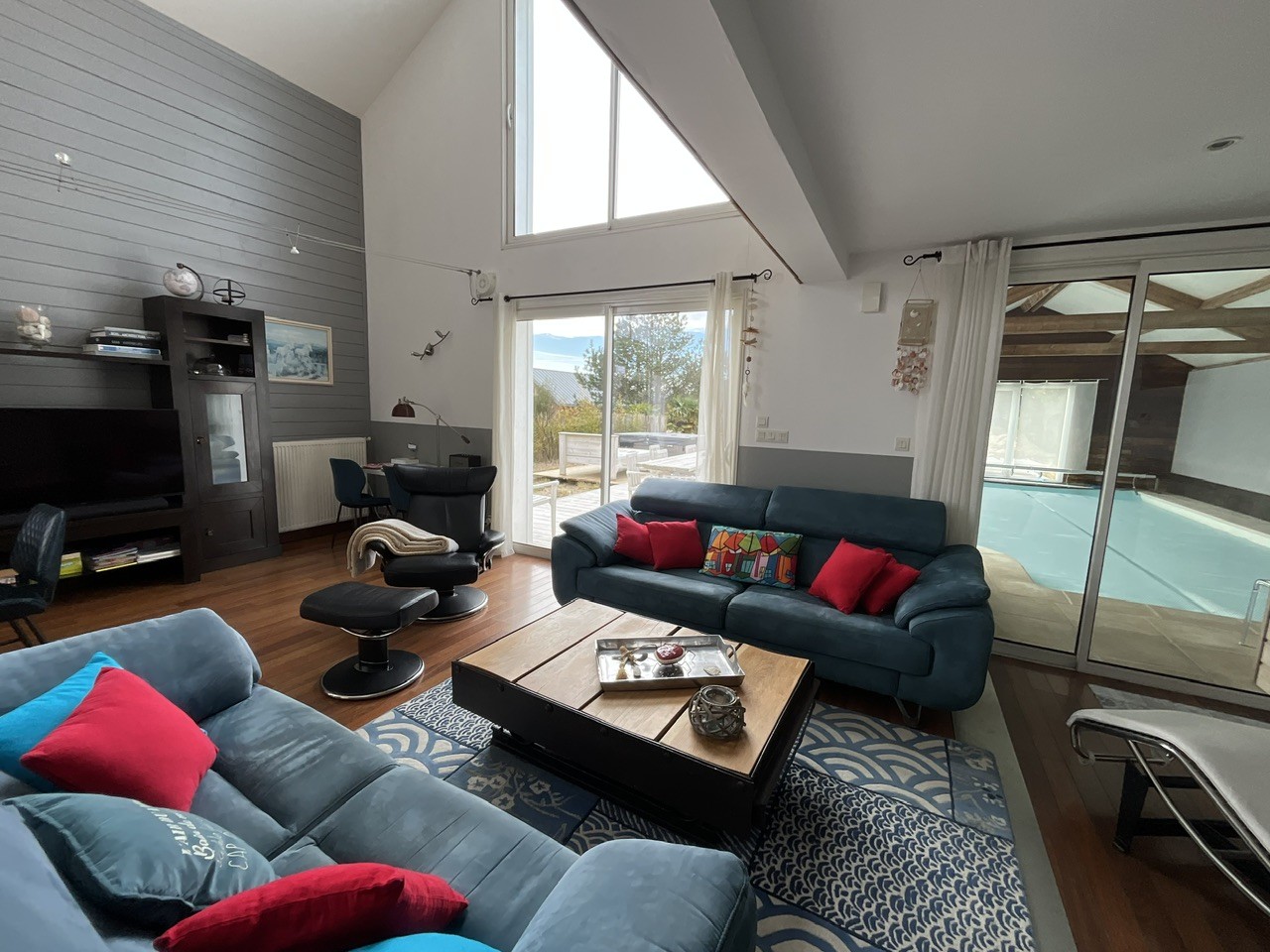 Le séjour donnant sur la piscine intérieure chauffée à 30°et sur la terrasse avec son spa