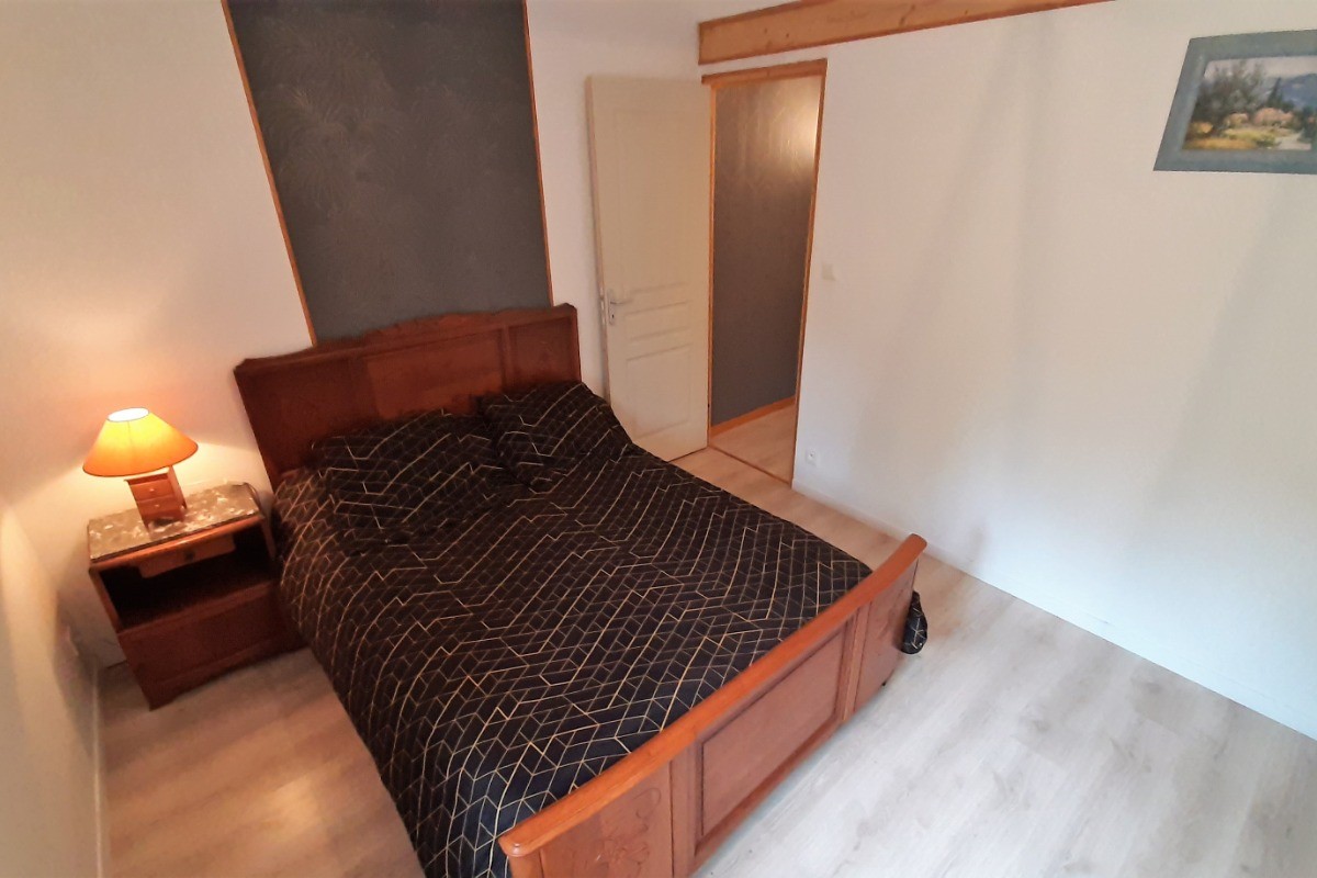 étage : chambre 1 : 1 lit 2 pers. en 140x190 cm