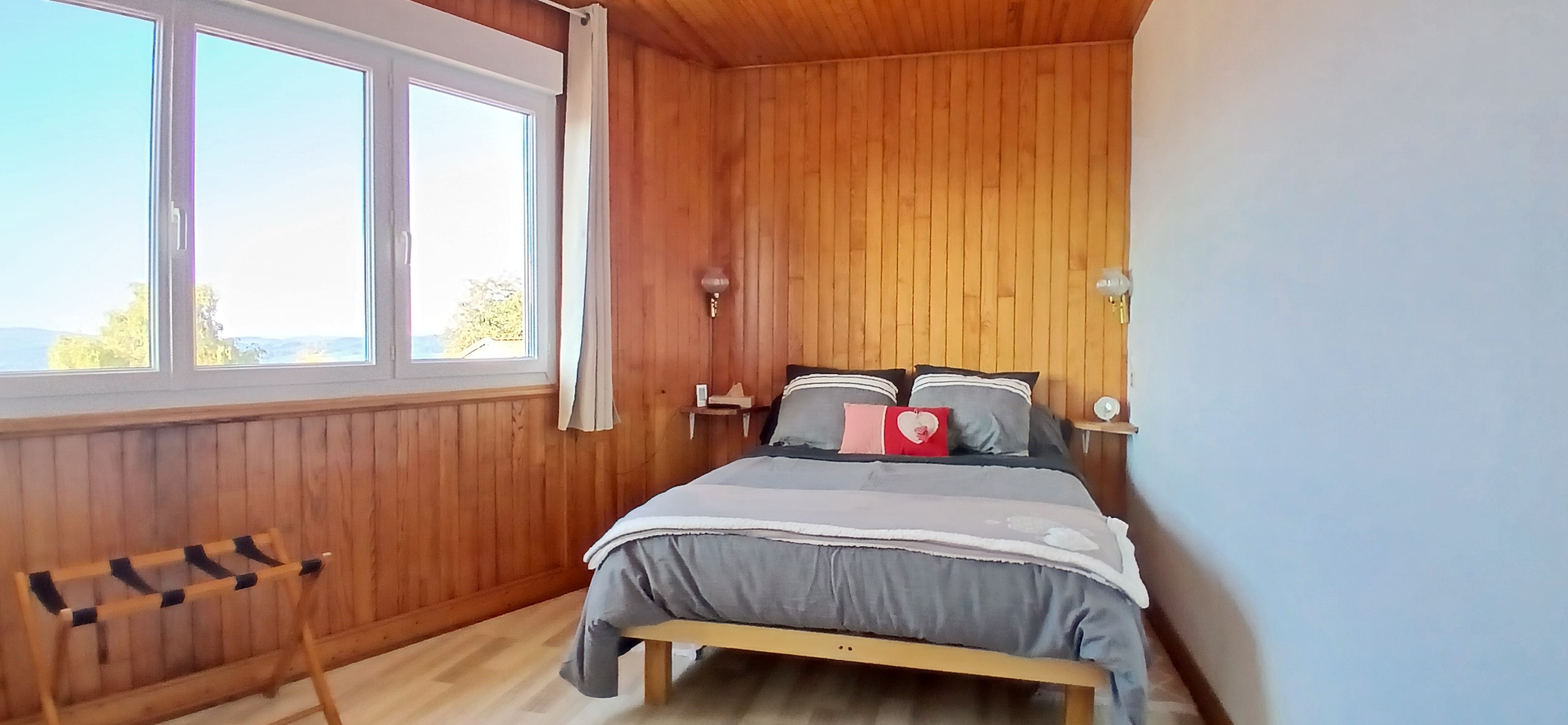 Chez Nelly - Gîte 2 personnes à Arconsat : La chambre avec TV (2e étage)