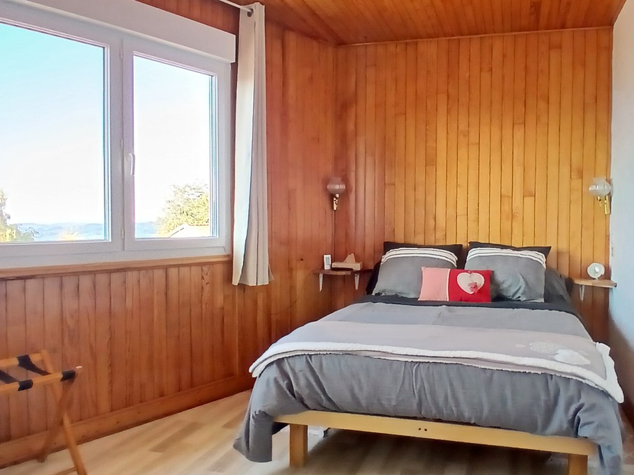 Chez Nelly - Gîte 2 personnes à Arconsat : La chambre avec TV (2e étage)