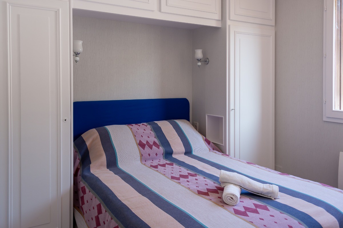 Chambre lit 140X190, côté rue derrière