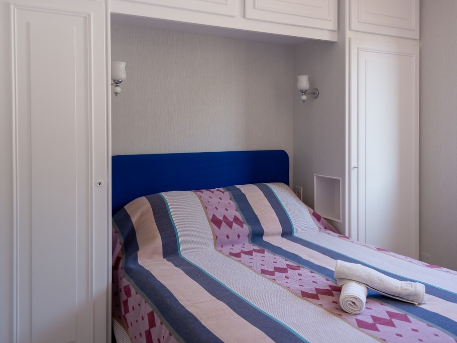 Chambre lit 140X190, côté rue derrière