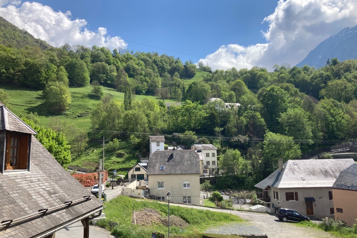 Vue sur les prés où paissent les moutons suivant les saisons : Vue de l'espace repos sur le pont de l'Egalité en bordure de l'Yse