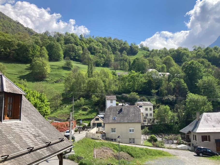 Vue sur les prés où paissent les moutons suivant les saisons : Vue de l'espace repos sur le pont de l'Egalité en bordure de l'Yse