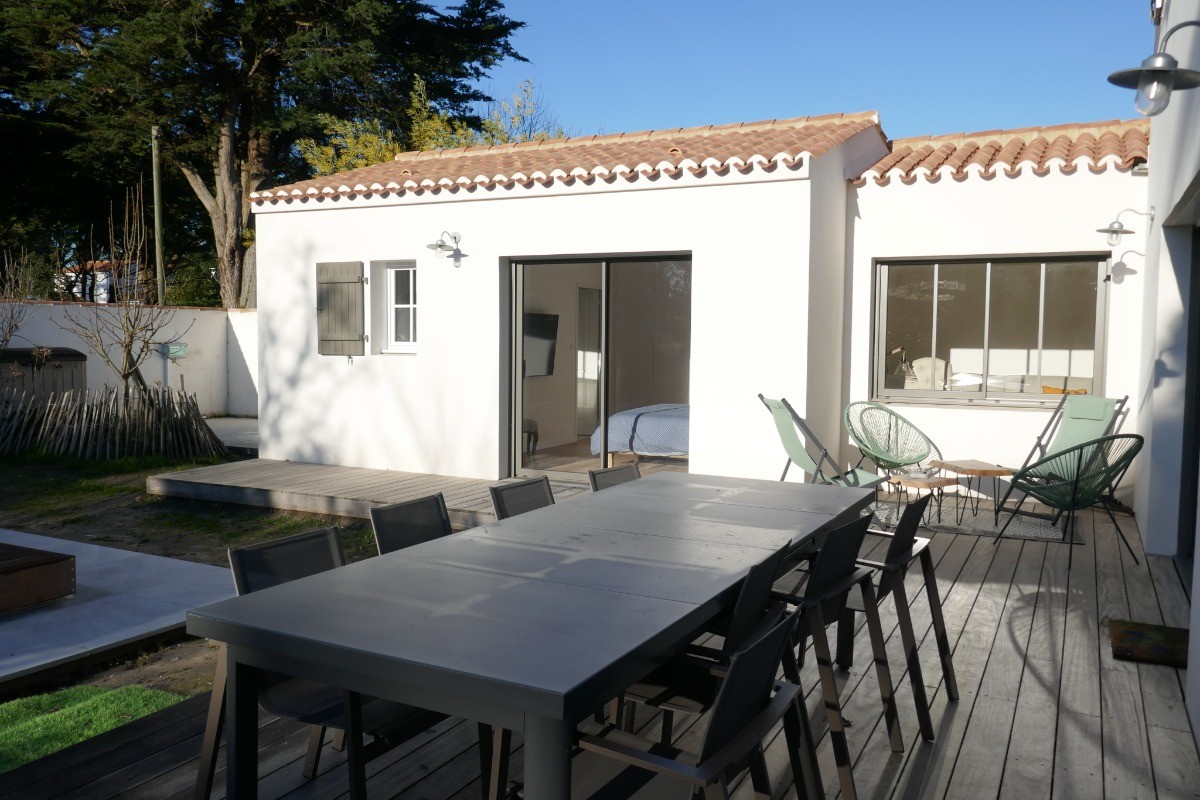 Maison avec grande terrasse et piscine