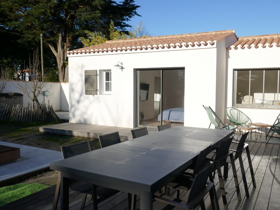 Maison avec grande terrasse et piscine