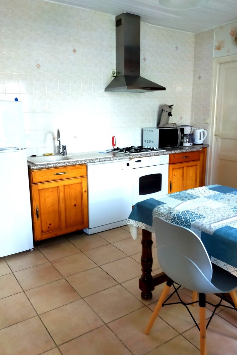 Cuisine indépendante bien équipée avec coin repas. 
Crédits photo : Le Petit Chatelet